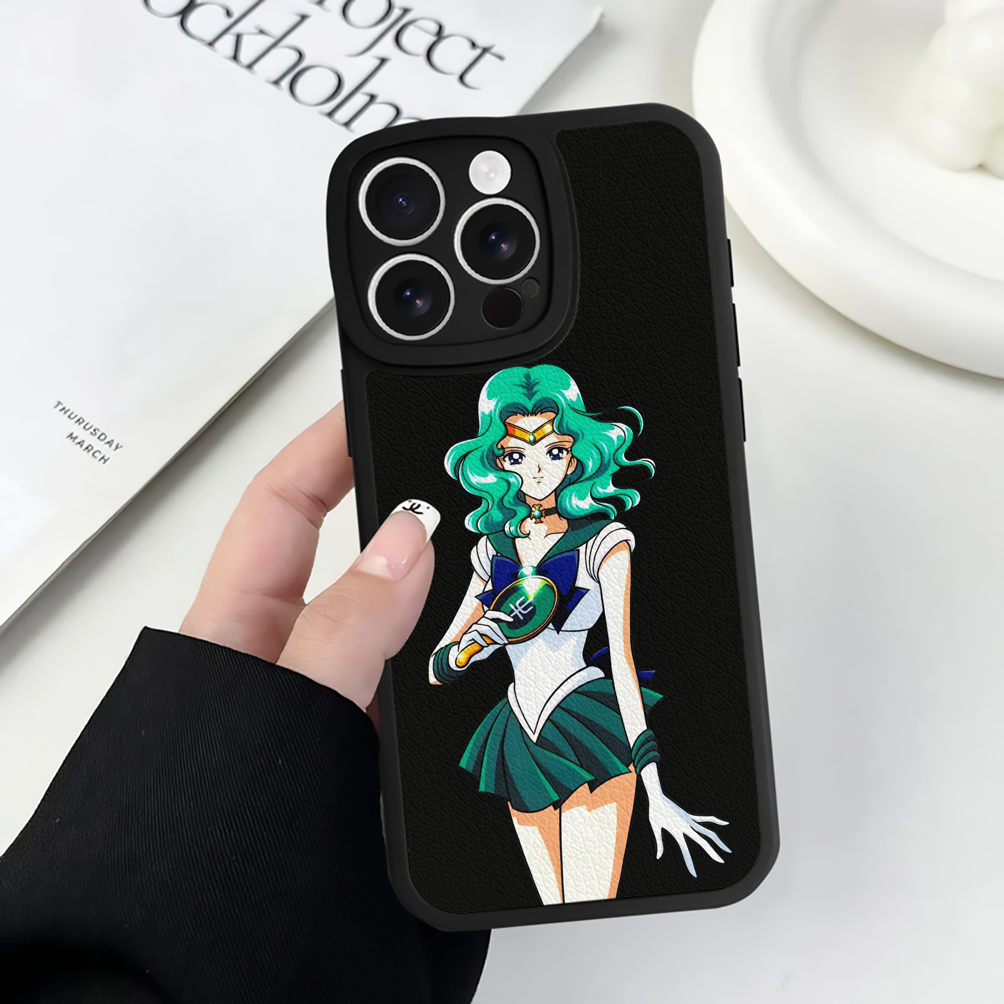 （画像用） 美少女戦士セーラームーン 海王 みちる（かいおう みちる） Sailor Moon Kaiou Michiru 【iPhone 16シリーズ対応】シリコンスマホケース（レザー調） 材質：シリコン